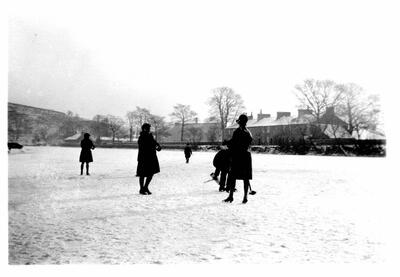 Low Mill Lane 1930sc -Skating01 (Addingham